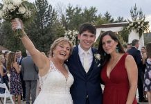 Mein Sohn verkündete, dass er meine 52-jährige beste Freundin heiraten würde, und gestand, dass die beiden bereits seit zwei Jahren heimlich zusammen waren. Während der gesamten Hochzeit versuchte ich zu lächeln … bis mein Sohn auf mich zukam und mir ins Ohr flüsterte: „Mama, es gibt noch etwas, das wir dir nicht erzählt haben …“