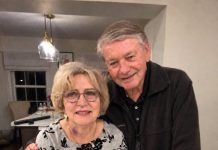 Meine Mutter versteckte ihre Hände jahrelang unter langen Ärmeln. Eines Tages hielt ich es nicht mehr aus und fragte sie: „Hat Papa dich geschlagen?“ Sofort füllten sich ihre Augen mit Tränen. Sie schloss die Tür, sah mich an und sagte etwas, das mich zutiefst erschütterte …