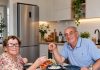 35 Jahre lang zwang mich mein Mann, jeden Abend mit ihm zu trinken. Nach seinem Tod brachte ich die Flasche ins Labor – und als der Arzt die Ergebnisse sah, schloss er sofort die Tür ab …