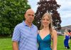 An dem Tag, an dem ich meinen Schulabschluss feierte, rief mich mein Vater in sein Schlafzimmer, legte eine Tasche auf das Bett und sagte: „Was auch immer als Nächstes passiert, deine Mutter darf es niemals erfahren. Du bist jetzt 18 Jahre alt. Es ist an der Zeit.“ Ich wollte hinausgehen, doch er eilte zur Tür und schloss sie ab. Was er danach tat, brachte mich zum Weinen. 😨‼️