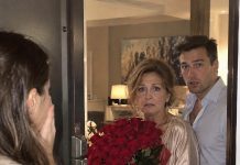 😱💔 Ich folgte meinem Mann, um ihn mit seiner Geliebten zu erwischen … Doch als sich die Tür öffnete, sah ich meine eigene Mutter, die seine Rosen entgegennahm! 🌹😨
