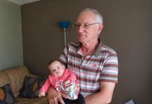 NEUE BLAUE FLECKEN TAUCHTEN IMMER WIEDER AM KÖRPER MEINER DREIJÄHRIGEN TOCHTER AUF, NACHDEM MEIN MANN GESTORBEN WAR UND ICH BEGONNEN HATTE, SIE BEI IHREM 76-JÄHRIGEN GROSSVATER ZU LASSEN. EINES TAGES KAM ICH VÖLLIG UNERWARTET FRÜHER VON DER ARBEIT NACH HAUSE UND SAH, WAS IHR GROSSVATER MIT MEINEM KLEINEN MÄDCHEN MACHTE. ICH WURDE OHNMÄCHTIG …