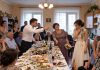 Nur wenige Stunden nach unserer Hochzeit warf mein Ehemann mir vor seiner gesamten Familie ein schmutziges Küchentuch ins Gesicht und befahl mir, mich hinzuknien und die Soße aufzuwischen, die seine Mutter absichtlich verschüttet hatte. Er war überzeugt, dass ich ihn jetzt, da ich seine Ehefrau geworden war, niemals verlassen würde und schnell lernen würde, mich an die „Regeln“ seiner Familie zu halten. Doch er hatte keine Ahnung, was ich nur wenige Minuten später tun würde …