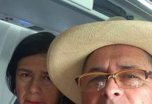 Nach 52 Jahren Ehe nahm mich mein Mann mit in ein Flugzeug, ohne mir zu verraten, wohin wir flogen. Auf halber Strecke umklammerte er meine Hand fest und flüsterte: „Nach dem heutigen Tag wirst du deine Kinder nie wiedersehen.“ Ich starrte entsetzt den Mann an, mit dem ich mein ganzes Leben verbracht hatte, und fragte mich voller Angst, was er damit meinte …