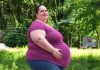 Mit 39 Jahren, während meine Ärztin meinen großen Bauch untersuchte, fragte sie mich plötzlich: „Hat Ihr Mann Sie jemals zu etwas gezwungen, das Sie nicht wollten?“ Ängstlich antwortete ich: „Ja … seit bereits 17 Jahren.“ Die Ärztin verstummte und fragte dann: „Warum haben Sie das erst jetzt jemandem erzählt?“ Doch als ich ihr erklärte, was mein Mann jede Nacht mit mir machte, veränderte sich ihr Gesichtsausdruck schlagartig …