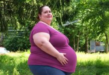 Mit 39 Jahren, während meine Ärztin meinen großen Bauch untersuchte, fragte sie mich plötzlich: „Hat Ihr Mann Sie jemals zu etwas gezwungen, das Sie nicht wollten?“ Ängstlich antwortete ich: „Ja … seit bereits 17 Jahren.“ Die Ärztin verstummte und fragte dann: „Warum haben Sie das erst jetzt jemandem erzählt?“ Doch als ich ihr erklärte, was mein Mann jede Nacht mit mir machte, veränderte sich ihr Gesichtsausdruck schlagartig …