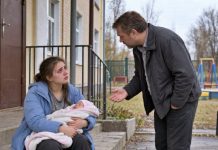 Ein achtzehnjähriges Mädchen saß mit ihrer neugeborenen Tochter und einer einzigen Tasche vor einem Kinderheim und weinte. Ihre Eltern hatten ihr eine Abtreibung verboten, doch nun hatten sie sie aus ihrem Zuhause geworfen. Ein Mann, der gerade vorbeiging, hörte sie weinen und sagte: „Gib deine Tochter nicht weg. Nimm lieber mein Angebot an …“ 😲😲😲