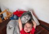 Die Mutter ertrank und wurde nach Hause gebracht, damit sie beerdigt werden konnte. Doch gerade als sie den Sarg schließen wollten, schrie ihr fünfjähriger Sohn plötzlich auf … 😨😨