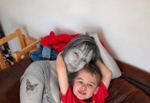 Die Mutter ertrank und wurde nach Hause gebracht, damit sie beerdigt werden konnte. Doch gerade als sie den Sarg schließen wollten, schrie ihr fünfjähriger Sohn plötzlich auf … 😨😨