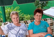 „Meine Mutter und meine Tante schlossen sich jede Woche in einem Zimmer ein. Eines Tages hörte ich zufällig, wie sie sagten: ‚Dieses Mal werden wir die Mädchen eines nach dem anderen austauschen …‘ Sofort beschloss ich, ihnen zu folgen. Doch was ich in der darauffolgenden Woche mit eigenen Augen sah, brachte mich dazu, DIE POLIZEI ZU RUFEN …“