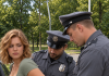 Zwei Verkehrspolizisten hielten eine junge Frau ohne ersichtlichen Grund an, drückten sie grob gegen ihr Auto und legten ihr Handschellen an. Doch als einer der Polizisten auf ihre Bitte hin in die Tasche ihrer Shorts griff, erstarrten beide vor Schock, als sie sahen, was sich darin befand. 😱😱