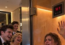 Als meine Stimme aus der abgeschlossenen Sauna durch den Hochzeitssaal hallte, hörten rund 200 Gäste innerhalb weniger Sekunden, wie mein frisch angetrauter Ehemann mich dazu drängte, das Geschenk meiner Eltern seinem Bruder zu überlassen, damit man mich überhaupt aus der Sauna herauslassen würde – und dann stand mein Vater vom Tisch auf und rannte zum Wellnessbereich.