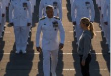 Der Kommandant stoppte die Parade, als er unter den Eliteformationen ein Mädchen in gewöhnlicher Kleidung bemerkte, und erklärte kühl, dass sie hier nichts zu suchen habe. Doch nur wenige Sekunden später bereute er seine Worte, als ihm klar wurde, wer dieses Mädchen in Wirklichkeit war. 😲
