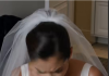 Zwei Stunden vor meiner Hochzeit zerstörte meine Schwiegermutter absichtlich mein Hochzeitskleid und tat anschließend so, als wäre alles nur ein Versehen gewesen. Doch sie hätte sich niemals vorstellen können, dass ausgerechnet ihr selbst nur wenige Stunden später der Zutritt zur Hochzeit ihres eigenen Sohnes verweigert werden würde. 😳