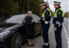 Verkehrspolizisten hielten eine ältere Frau an, nur weil sie einen teuren Luxuswagen fuhr. Sie drückten sie gegen das Fahrzeug und legten ihr Handschellen an, ohne auch nur im Geringsten zu ahnen, wer diese Frau in Wirklichkeit war. 😨