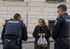Die Polizei hatte Mitleid mit einer armen alten Frau, die illegal Waren auf der Straße verkaufte – doch als sich einer der Polizisten bückte, um das Gemüse genauer unter die Lupe zu nehmen, wurde die Frau sofort festgenommen 😱😨