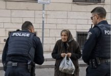 Die Polizei hatte Mitleid mit einer armen alten Frau, die illegal Waren auf der Straße verkaufte – doch als sich einer der Polizisten bückte, um das Gemüse genauer unter die Lupe zu nehmen, wurde die Frau sofort festgenommen 😱😨