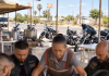 Vier Motorradfahrer bestellten Essen in einem kleinen Restaurant am Straßenrand und gingen anschließend, ohne die Rechnung zu bezahlen, weil sie glaubten, dass die arme alte Frau, der das Restaurant gehörte, ihnen nichts anhaben konnte. Doch diese Männer konnten sich nicht einmal vorstellen, mit wem sie sich tatsächlich angelegt hatten. 😳