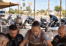 Vier Motorradfahrer bestellten Essen in einem kleinen Restaurant am Straßenrand und gingen anschließend, ohne die Rechnung zu bezahlen, weil sie glaubten, dass die arme alte Frau, der das Restaurant gehörte, ihnen nichts anhaben konnte. Doch diese Männer konnten sich nicht einmal vorstellen, mit wem sie sich tatsächlich angelegt hatten. 😳
