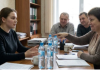 Ein Mädchen, das nur neun Schulklassen abgeschlossen hatte, kam zu einem Vorstellungsgespräch und sagte: „Ich möchte ein Monatsgehalt von 320.000.“ Die Direktorin lachte und stellte ihr eine Frage: „Wie würden Sie vier Flaschen Wasser auf sechs Führungskräfte aufteilen?“ Am Tisch herrschte völlige Stille, als das Mädchen antwortete, dass … 😲😲😲