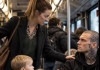 Im Bus sorgte eine junge Frau mit zwei Kindern wegen eines Sitzplatzes für einen großen Aufruhr und begann, einen tätowierten jungen Mann anzuschreien. Sie verlangte, dass er sofort aufstand. Doch als der junge Mann schließlich aufstand, verstummte der gesamte Bus, als die Fahrgäste sahen, was er die ganze Zeit verborgen hatte. 😨