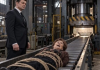 Ein Mann fesselte seine eigene Mutter in einer verlassenen Fabrik an ein Förderband und schaltete eine Maschine ein, die sie langsam direkt auf eine riesige Metallpresse zutransportierte. Die verzweifelte Frau schrie, weinte und flehte ihren Sohn an, sie zu retten, doch er lachte nur und beobachtete genüsslich ihre Angst. Er war davon überzeugt, dass er seine Mutter für immer loswerden und ihr gesamtes Vermögen erben würde. Doch er konnte sich nicht einmal ansatzweise vorstellen, wie sein monströser Plan enden würde … 😨😱